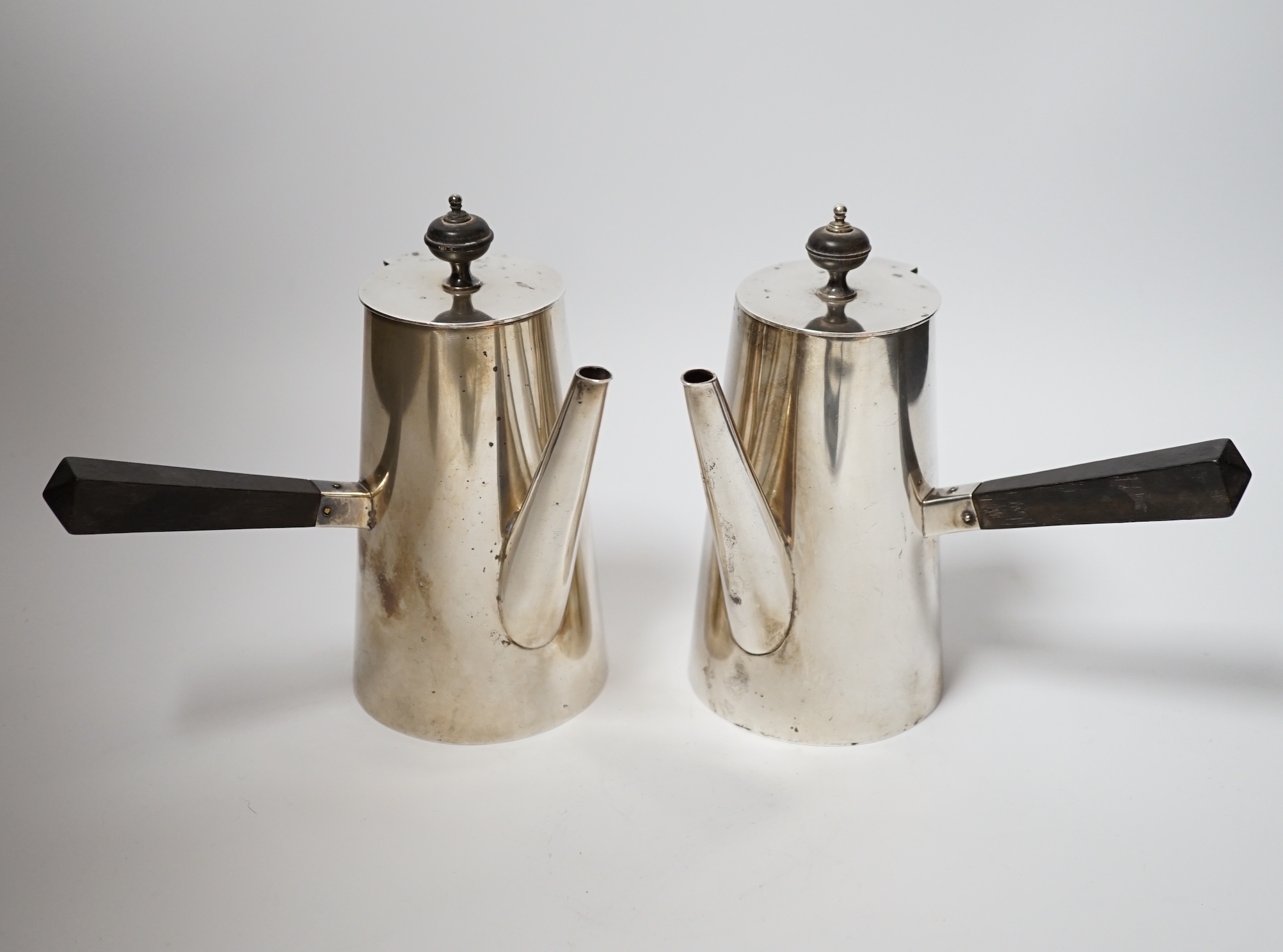 An Edwardian silver café au lait pair, by Jay, Richard Attenborough Ltd, Chester, 1907, gross weight 25.4oz.